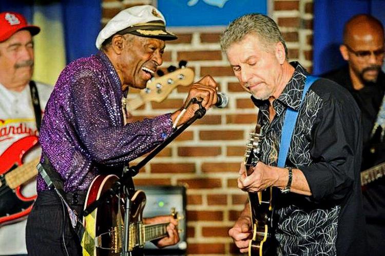 Rehabilitering. Johnny Rivers (th.) - her under en koncert sammen med Chuck Berry - har efter år ude af rampelyset igen fået anerkendelse som sanger og komponist. Foto: johnnyrivers.com 