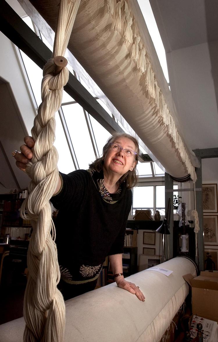 Hautelisse. Sådan kaldes den store væv, som Lise Warburg betjener sig af. Lignende væve blev brugt til de berømte tapeter i Bayeux. 