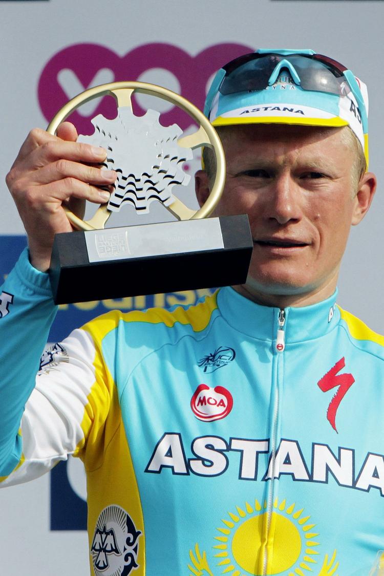 Snyd? Vinokourov hæver sit trofæ efter klassikeren i 2010. Nu beskyldes han for at have købt sig til sejren. 