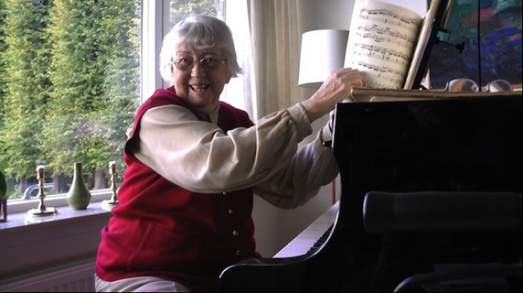 musikterapi. Dokumentaristen Camilla Lee Fabricius får nu penge og støtte til at udvikle sin film om, hvordan demente holder fast i livet med hjælp af musik. 