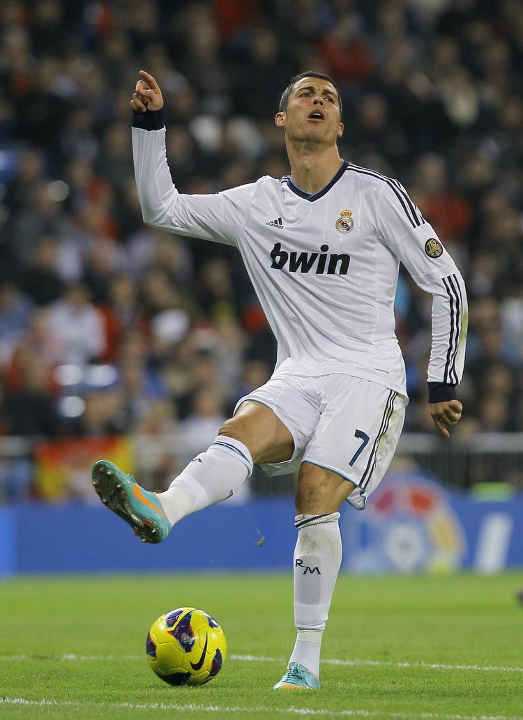 guldbold. Cristiano Ronaldo er altid god for et nyt udtryk på fodboldbanen, hvor man ellers mest ser ham juble efter en scoring eller vise sin utilfredshed med et manglende dømt frispark. 