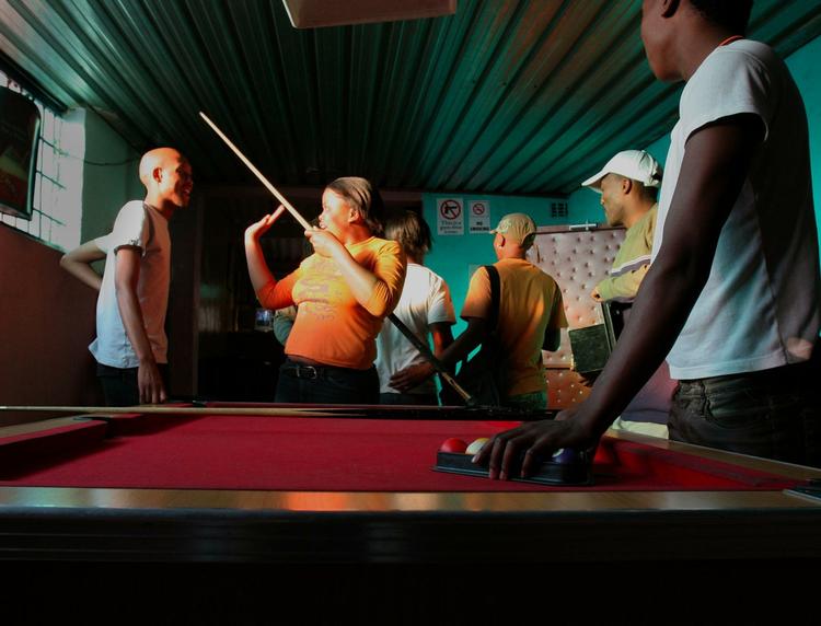 I Sydafrika er homoseksualitet tilladt, og landet nåede endda at overhale Danmark, da de allerede i 2007 tillod homoseksuelle at blive gift. Fotoet er fra et mødested for homoseksuelle i Johannesborg i Sydafrika. 