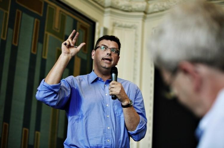 mediestøtte. Hvis det står til Mogens Jensen og Socialdemokraterne, er det blandt andet gratisaviserne, der skal bløde for, at de betalte dagblade bliver holdes skadesfri ved mediestøtteforhandlingerne. 