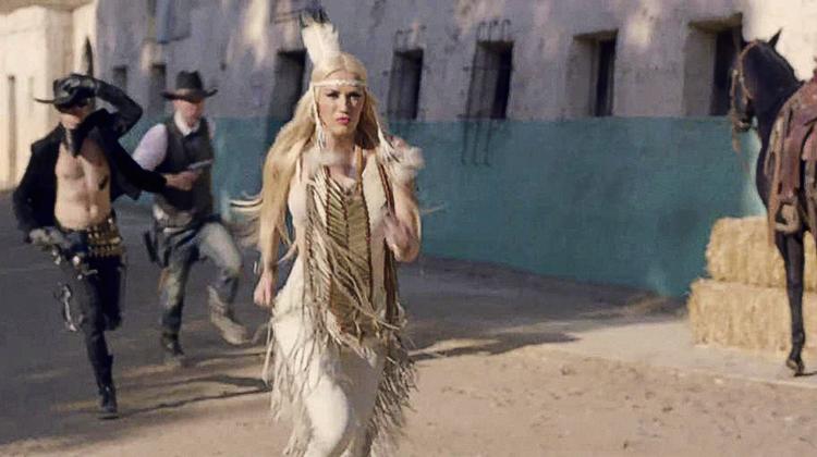 Stødende. Det amerikanske popband No Doubt har trukket musikvideoen til nummeret 'Looking Hot' tilbage. 