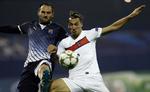 slagsmål. PSG's Zlatan Ibrahimovic (th) i kamp med Dinamo Zagrebs Josip Simunic i klubbernes første opgør. 