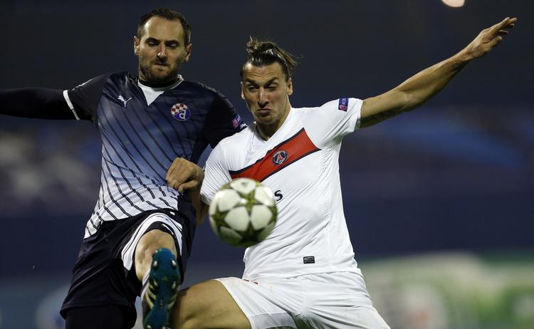 slagsmål. PSG's Zlatan Ibrahimovic (th) i kamp med Dinamo Zagrebs Josip Simunic i klubbernes første opgør. 