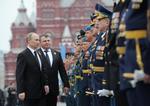 forhenværende. Anatolij Serdjukov var møbelhandler, før han blev forsvarsminister. Her er han fotograferet sammen med sin nu forhenværende chef, Putin, på Den Røde Plads i maj, hvor Rusland fejrer sin sejr over Tyskland under Anden Verdenskrig. 