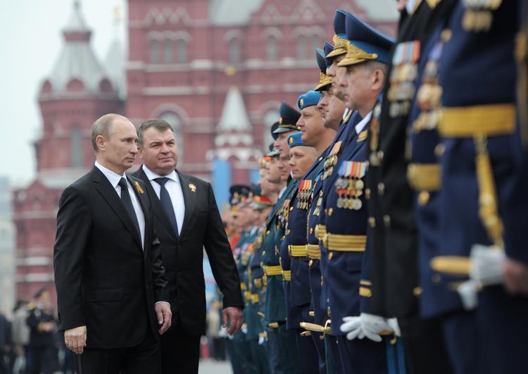 forhenværende. Anatolij Serdjukov var møbelhandler, før han blev forsvarsminister. Her er han fotograferet sammen med sin nu forhenværende chef, Putin, på Den Røde Plads i maj, hvor Rusland fejrer sin sejr over Tyskland under Anden Verdenskrig. 