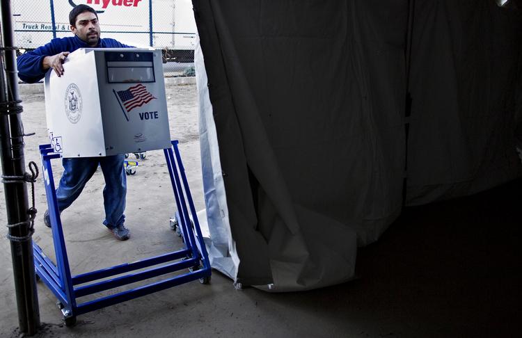 Demokrati. I staterne New York og New Jersey kæmper hårdt for at få flest muligt til stemmeboksene. 