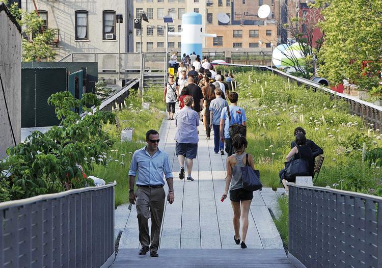 Skævt. En nedlagt højbane i New York er blevet omdannet til et usædvanligt parkstrøg drevet frem af lokale beboere. 