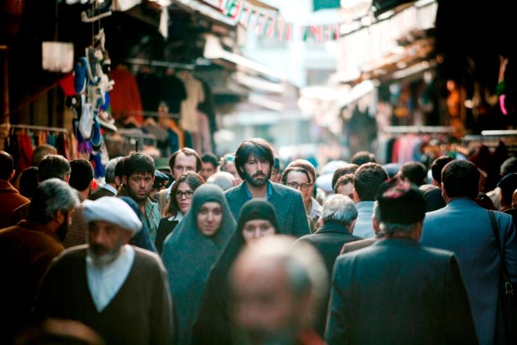Film. Ben Affleck spiller CIA-agenten Tony Mendez, der skal smugle seks gidsler ud af Iran som en del af et filmhold. 