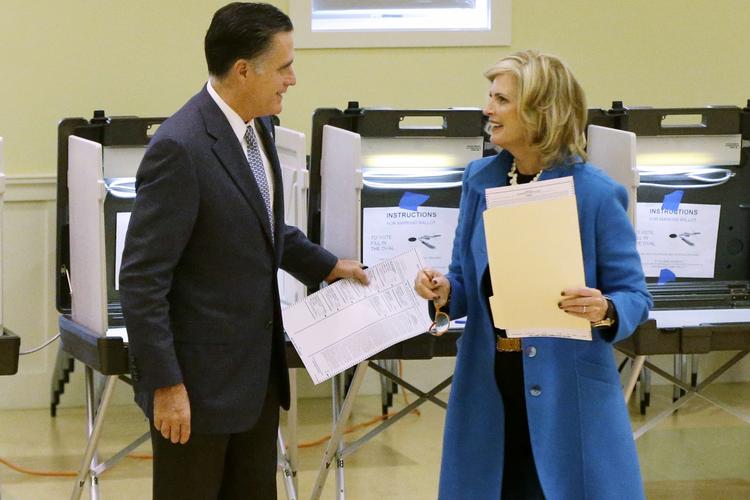 FÆLLESSKAB. Sammen med sin kone Ann har Mitt Romney i dag været ved valgurnen. 