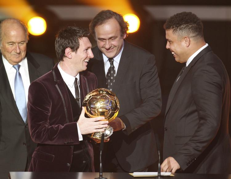 Ronaldo. Angriberen (t.h.) har taget lidt kilo på siden karrierestoppet i 2011. Ronaldo nåede at score 404 gange i 579 klubkampe for bl.a. Barcelona, Real Madrid og Inter - og så blev det også til 62 pletskud i 98 landskampe. 