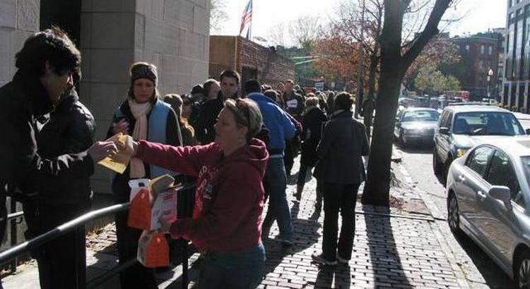 Kø. 200-300 mennesker står i kø ved en skole i den indre del af Boston, Massachusets, for at stemme til det amerikanske præsidentvalg. 