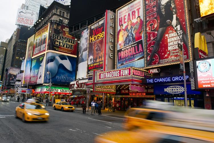 UDSAT. New York er netop begyndt at fungere igen, men risikere at må lukke ned på grund af endnu en kraftig storm. 