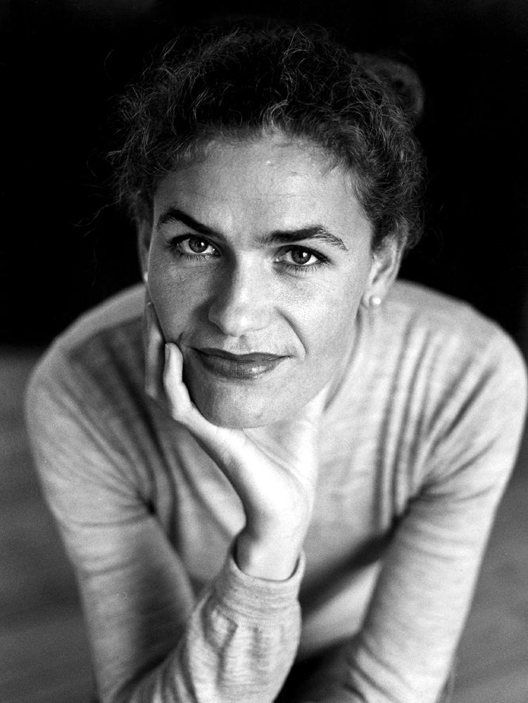 Fra livet.  Ulrikka S. Gernes (f. 1965) debuterede i 1984 med digtsamlingen 'Natsværmer'. De 47 nye digte skrevet fra livet midtvejs udgør hendes ellevte digtsamling. 