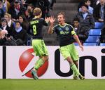 Dynamisk. To hjørnespark fra Eriksen (t.v.) udløste to scoringer af Siem de Jong i 1. halvleg. 