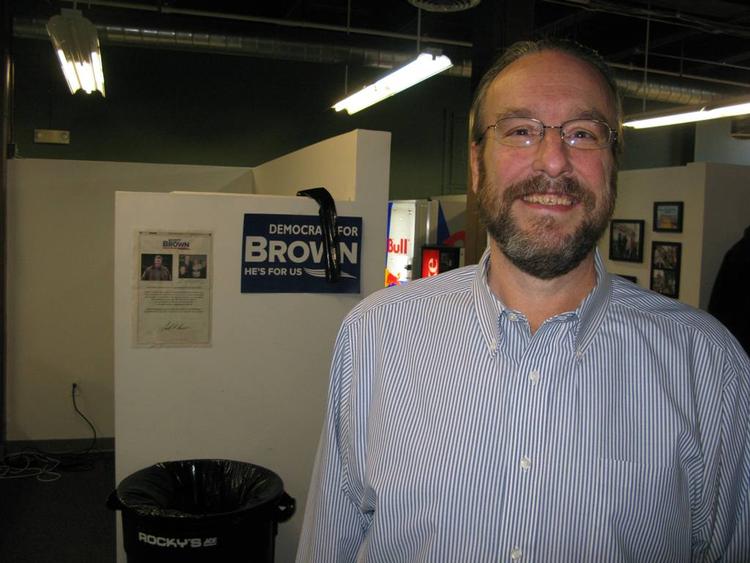 Partisoldat. Bob Dryer smiler, mens han taler om valgsejr til republikanerne i nat. I kampagnehovedkvarteret hænger et skilt op med 'Demokrater for Brown' - en del fra Massachusetts flertal af demokratiske vælgere ventes at stemme på den republikanske senatskandidat i dag. Om det er nok, vil vise sig i nat. 
