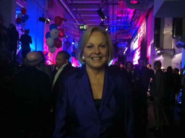 Håber. Den amerikanske ambassadør i Danmark, Laurie S. Fulton, tror godt, man kan nå en lur, før resultatet kommer. 