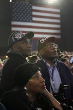 Obama-tilhængere strømmer til kongressalen i Chicago, hvor Obama senere skal holde sin tale. 