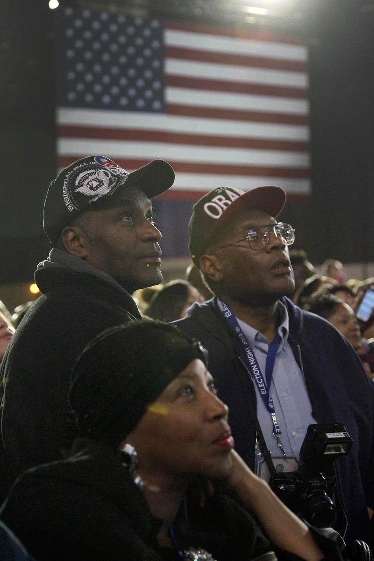 Obama-tilhængere strømmer til kongressalen i Chicago, hvor Obama senere skal holde sin tale. 