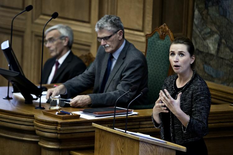 sejr. Beskæftigelsesminister Mette Frederiksen på Folketingets talerstol i går, hvor hun kunne glæde sig over, at et flertal stemte regeringens aftale om akutjobbene hjem. 