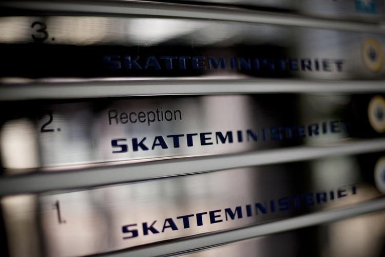 Skat. I morgen kan danskerne se deres nye forskudsopgørelse. Den kan meget vel skulle laves om, når finansloven er klar. 