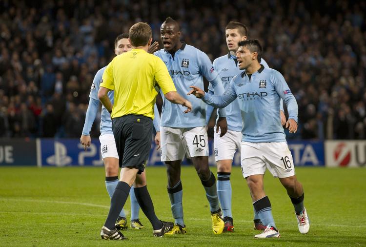 kontroverser. Dommer Peter Rasmussen (tv) overfaldes ved slutfløjtet af frustrerede City-spillere. Danskeren fløjtede af få sekunder efter en kontrovers i feltet, hvor Mario Balotelli havde godt fat i en Ajax-forsvarer, hvorefter Ajax-spilleren rev i City-spillerens trøje, så han lod sig falde i feltet. 