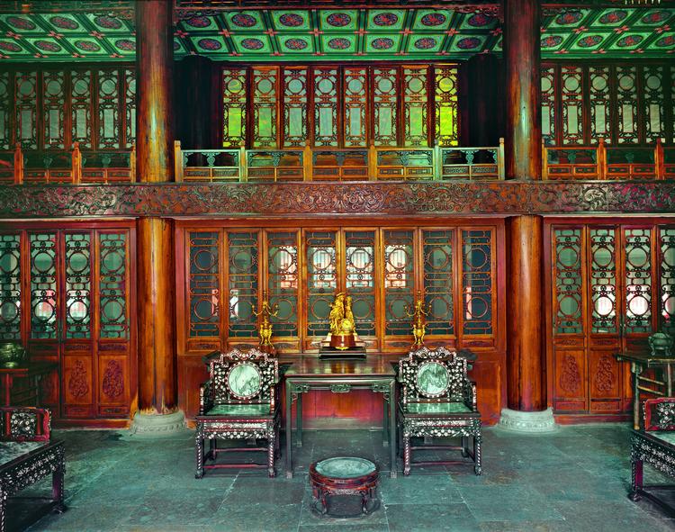 made in china.  En lang række kulturskatte fra Prins Gongs Paladsmuseum er blevet fremstillet i totalt nøjagtige kopier, der nu kan ses på Frederiksborg Slot. Her: Interiør fra paladsets bibliotek. 