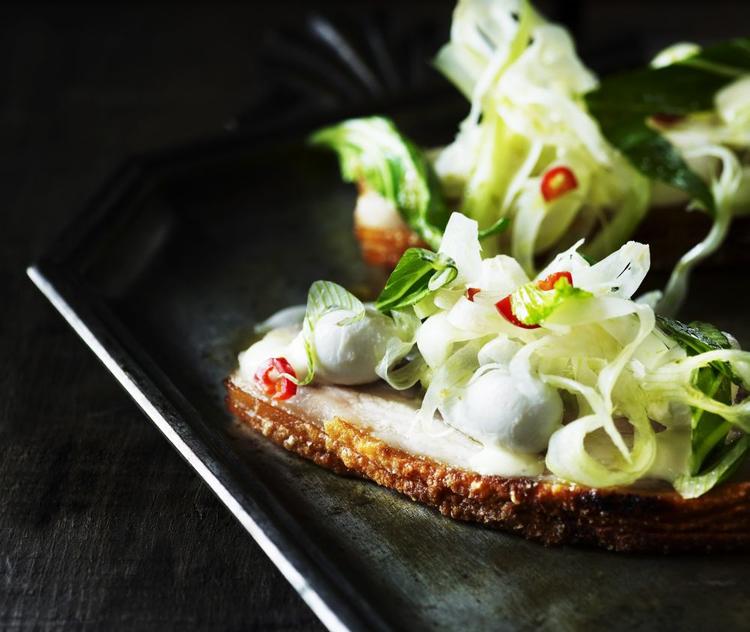 Frås. Det kan virke som fråseri at skrotte brødet og erstatte det med kød, men ribbensstegs-maden her passer perfekt ind i en palæodiæt, hvor kød og proteiner spiller en afgørende rolle. 