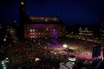 Fest. Endnu en stor musikbegivenhed er på vej til Rådhuspladsen. Her ses folkemængden, da X Factors finalister optrådte live i 2008. 