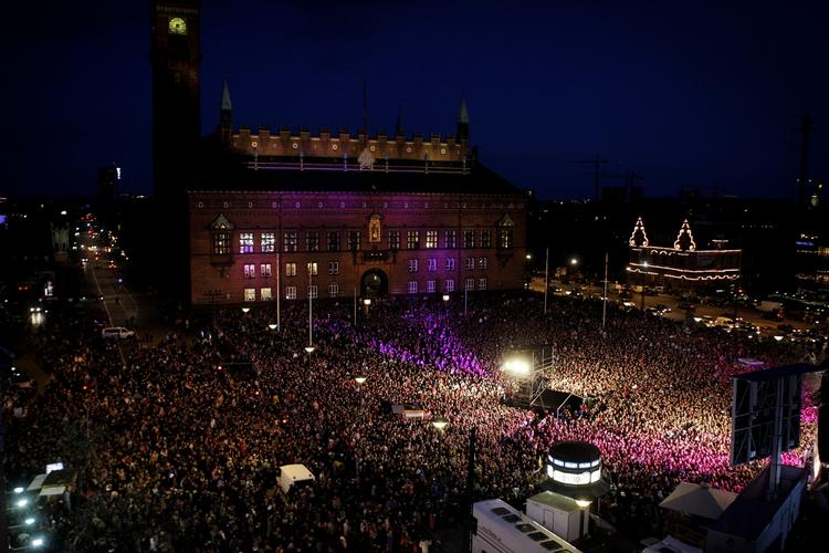 Fest. Endnu en stor musikbegivenhed er på vej til Rådhuspladsen. Her ses folkemængden, da X Factors finalister optrådte live i 2008. 