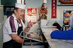 friture. Yong Lui ejer en af de få tilbageværende kinagriller i Danmark, Glostrup Kina Grill. 