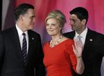 Nederlag. Mitt Romney (t.v.) kigger på sin vicepræsidentkandidat, Paul Ryan, mens Ann Romney vinker til publikum efter Romneys nederlagstale i Boston. 