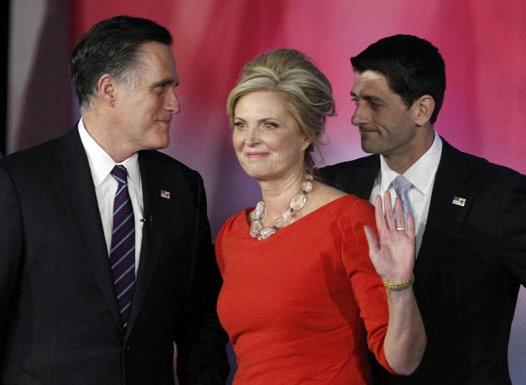 Nederlag. Mitt Romney (t.v.) kigger på sin vicepræsidentkandidat, Paul Ryan, mens Ann Romney vinker til publikum efter Romneys nederlagstale i Boston. 