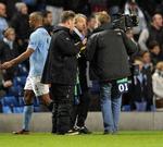 overfald. Manchester Citys manager Roberto Mancini (midt) var utilfreds med, at en kameramand gik for tæt på italienerens »personlige intimsfære« efter kampen mod Ajax. 