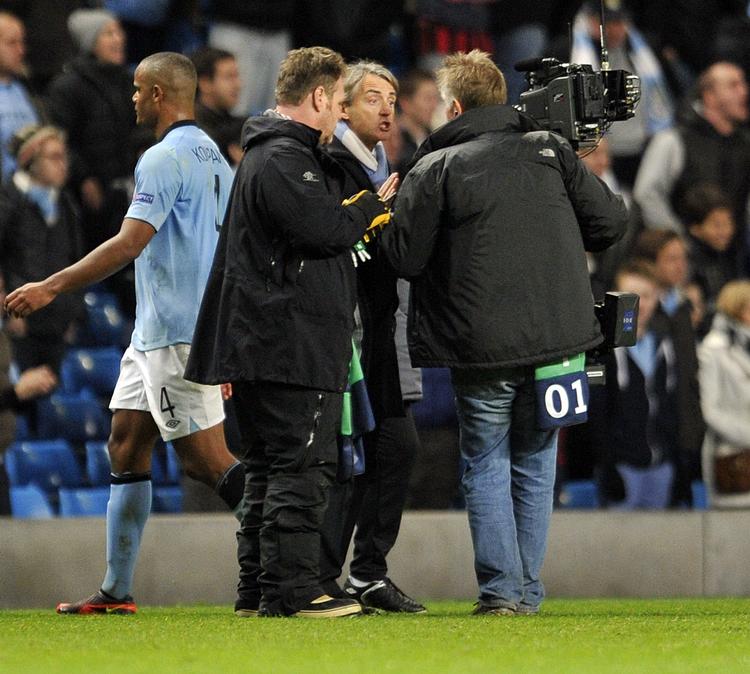 overfald. Manchester Citys manager Roberto Mancini (midt) var utilfreds med, at en kameramand gik for tæt på italienerens »personlige intimsfære« efter kampen mod Ajax. 