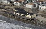 Forberedelser. Der er stadig næsten en million huse uden el i New York-området, og mange af de nye elmaster, som er sat op, forventes at kunne falde ned igen under den nye storm i dag. 