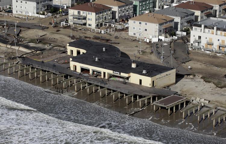 Forberedelser. Der er stadig næsten en million huse uden el i New York-området, og mange af de nye elmaster, som er sat op, forventes at kunne falde ned igen under den nye storm i dag. 