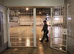 REGELÆNDRING. Californiens hårde gentagelsesbestemmelse, der sender tredjegangslovovertrædere bag tremmer i mindst 25 år, mildnes efter folkeafstemning. 