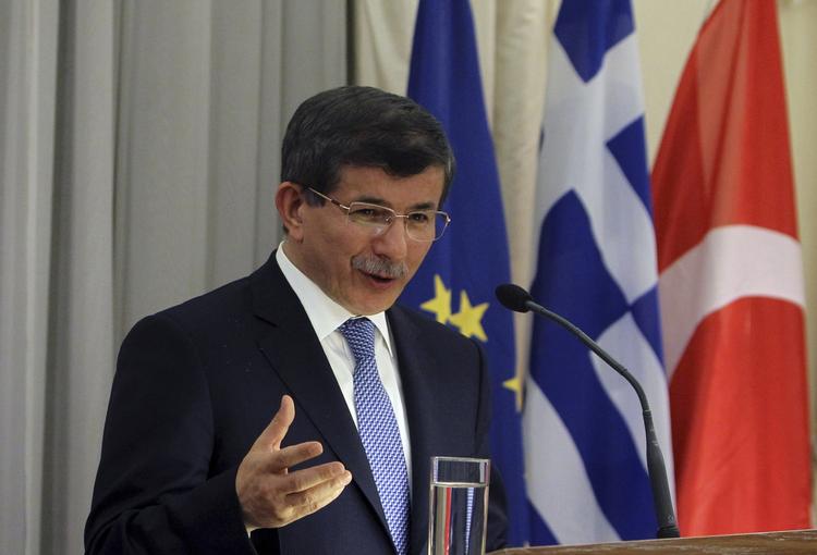 HJÆLP. Ifølge Tyrkiets udenrigsminister Ahmet Davutoglu har tyrkerne fået et positivt svar fra Nato på deres anmodning om »øjeblikkelig« hjælp i forbindelse med konflikten i Syrien. 