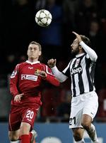 MIDTBANEN. Duellerne mellem Kasper Lorentzen og Andrea Pirlo skal nok blive mange i aften. 