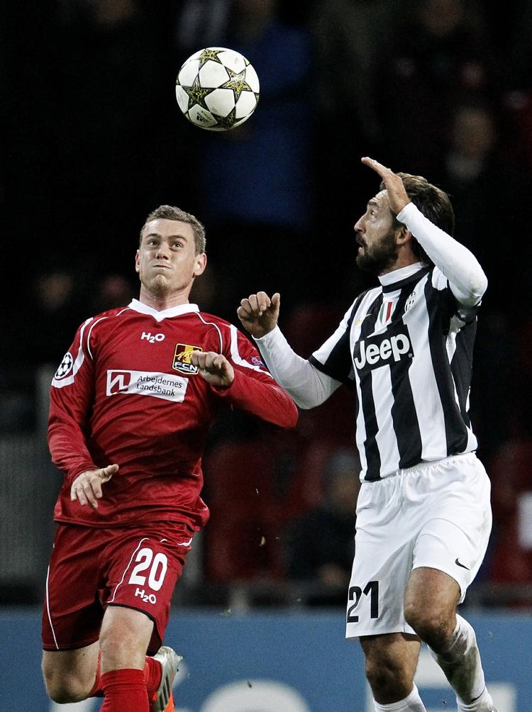 MIDTBANEN. Duellerne mellem Kasper Lorentzen og Andrea Pirlo skal nok blive mange i aften. 