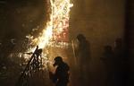 BRANDFARLIGT. Bomber af benzin regner ned over politiet i Grækenlands hovedstad Athen. 
