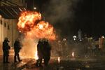 gadekampe. Der blev kastet molotovcocktails efter politiet, som beskyttede det græske parlament, og betjentene svarede igen ved blandt andet at affyre tåregas mod demonstranterne. 