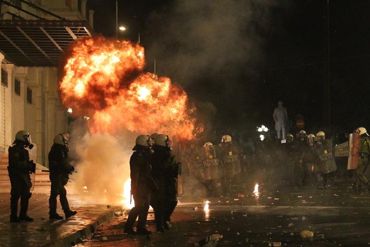 gadekampe. Der blev kastet molotovcocktails efter politiet, som beskyttede det græske parlament, og betjentene svarede igen ved blandt andet at affyre tåregas mod demonstranterne. 