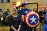 Skylddebat. Jon 'Captain America' Angell gør honør, mens Mitt Romney holder nederlagstale natten til onsdag. Billedet er fra republikanernes valghovedkvarter i Minnesota. Siden er republikanerne begyndt at debattere årsagen tli nederlaget. 