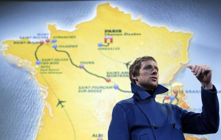 Av. Briten, der i 2013 får svært ved at forsvare Tour-titlen, fordi der er langt flere bjerge i den kommende udgave, måtte en tur i asfalten, da han trænede i nærheden af hjemmet. 