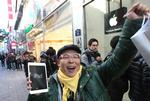 miniglæde. Apple har netop sendt sin nye Ipad Mini på gaden. Her er det en glad sydkoreaner, som har sikret sig en. 