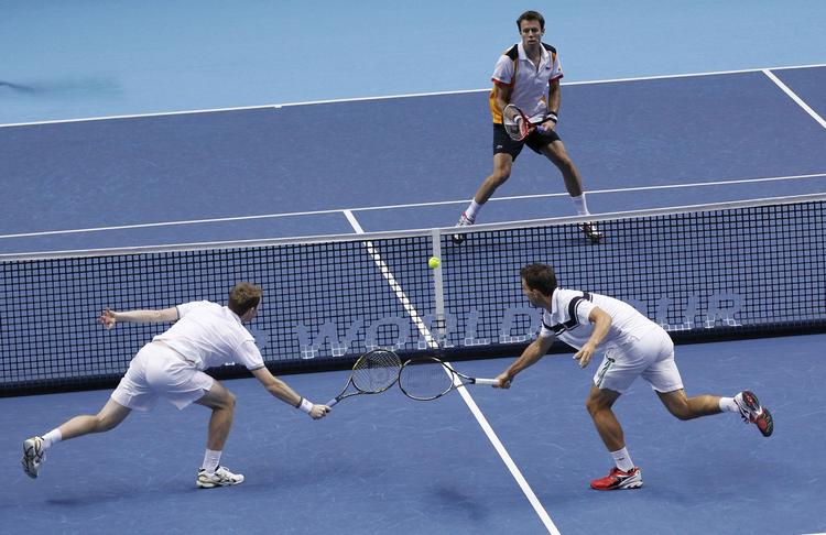 Avancement. Marray og den danske makker (forrest) er sensationelt videre ved ATP-slutspillet i London, hvor de nu er garanteret en lille halv million kroner hver. 